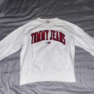 Tommy Jeans Sweatshirt M - Köptes för 1 år sedan och säljer den för att den är för liten. Tröjan är i bra skick och passar true to size. Köptes för: 999kr