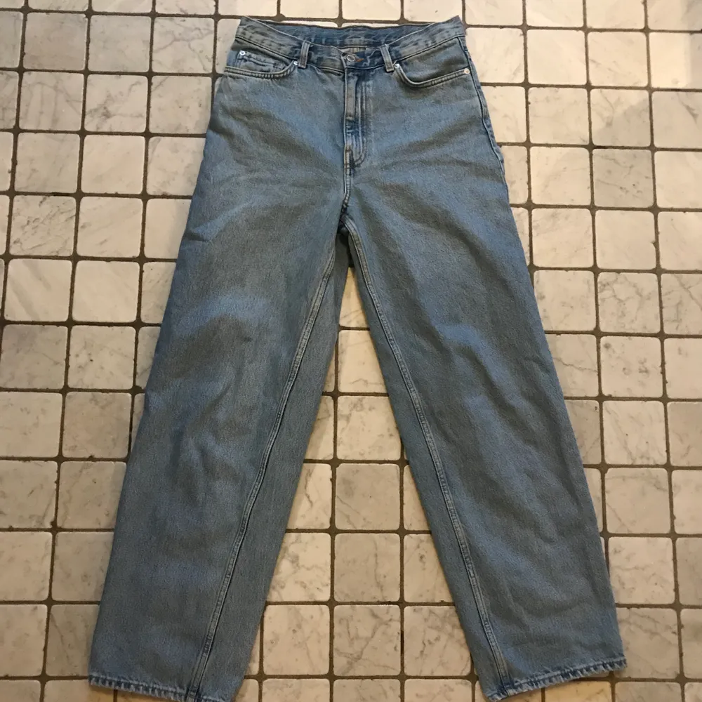 Baggy jeans från weekday i modellen Rail. Säljer då dem inte andvänds. Jeans & Byxor.