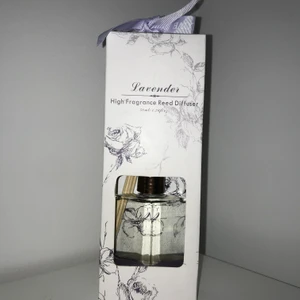 Doftstickor - Doftstickor med doft av lavendel, supermysigt o ha i rummet och är en fin prydnad också. Doftstickorna är oöppnade 🌸🌸