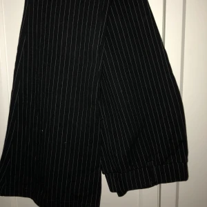 Randiga tygbyxor  - Vitrandiga svarta tygbyxor från strandivarius, använda ett fåtal gånger. Storlek S. Säljer för 200 men priset går att diskutera vid intresse:)