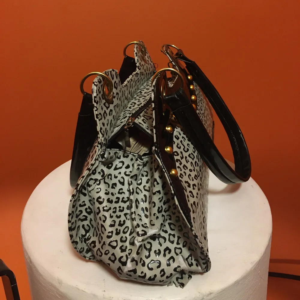 Snyggaste väskan i leopard mönstrat hårt läder. Snygga detaljer på och rämmar i latex. Den är 35 cm lång och ca 25 cm hög. Kedjan har jag tagit bort på de två första bilderna. Pris kan diskuteras  . Väskor.
