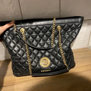 Love Moschino väska - En jättefin och rymlig Love Moschino i kanonskick. Säljes då den inte kommer till användning. 