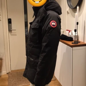 Canada Goose Constable Parka - Stor i storlek. Passar även de som har strl S. Slitna muddar (se detaljbild). Varm vinterjacka som inte är onödigt stor. Fler bilder finns!