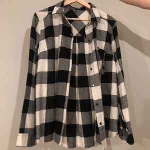 Rutig skjorta - Svart och vit rutig skjorta från H&M, knappt använd och i väl skick 🥰 storleks lappen är bortklippt men syftar på att den kanske är mellan 38/40 (då den är liiite stor för mig med 36/38). Pris: 50kr, kan mötas i Sthlm eller frakta men då står du för frakt🥰🥰