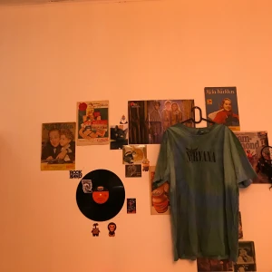 Cool Tie-Dye Nirvana T-Shirt - En blå och grön tie-dye T-shirt med Nirvana tryck både fram och bak. Tröjan är köpt på H&M och var från början vit. Färgat tröjan själv. Sista bilden är en närmare titt på motivet som är på ryggen. Säljer pga att den inte används. Använd ett fåtal gånger och säljer för 200kr + frakt💙💚