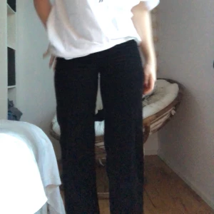 Vida svarta Manchester byxor  - Knappt använda vida svarta Manchester byxor storlek 32 men mer som en 34/36 passar nån runt 160