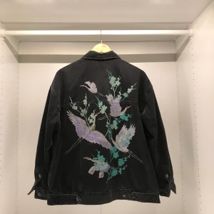 Jeansjacka med trendigt tryck💜🧡💛❤️ - Svart Jeansjacka i oversized modell med trendigt och superfint tryck från HM. Använd men i bra skick, storlek 34 men passar absolut större storlekar. Budgivning startar på 150kr. Frakt står köpre för - Skriv privat vid intresse 💜🧡💛❤️