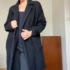 Svart vinterkappa  - Svart lite oversized vinterkappa från lager157. Storlek M. OBS jackan är lite noppig därav lågt pris 👗 5 plagg för 200 👗