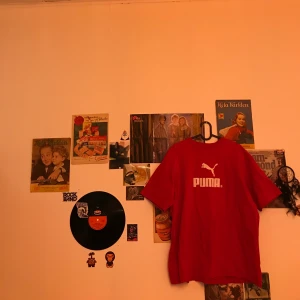 Röd Puma T-shirt - En röd T-shirt med Puma tryck över bröstet och en litet Puma tryck i nacken. Har ingen aning om det är äkta Puma dock. Storlek XXL men sitter som en L. Köpt här på Plick och säljer pga fel storlek. Använd ett fåtal gånger och säljer för 80kr + frakt❤️