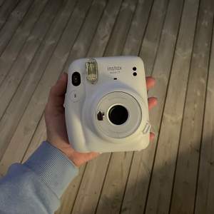 Säljer denna instax mini 11 kameran då jag köpt den men aldrig använt, tror även att jag inte kommer att använda den i framtiden. Jättefint skick då den aldrig är använd och den köptes för någon vecka sen. Köp för 500 + frakt. 💗