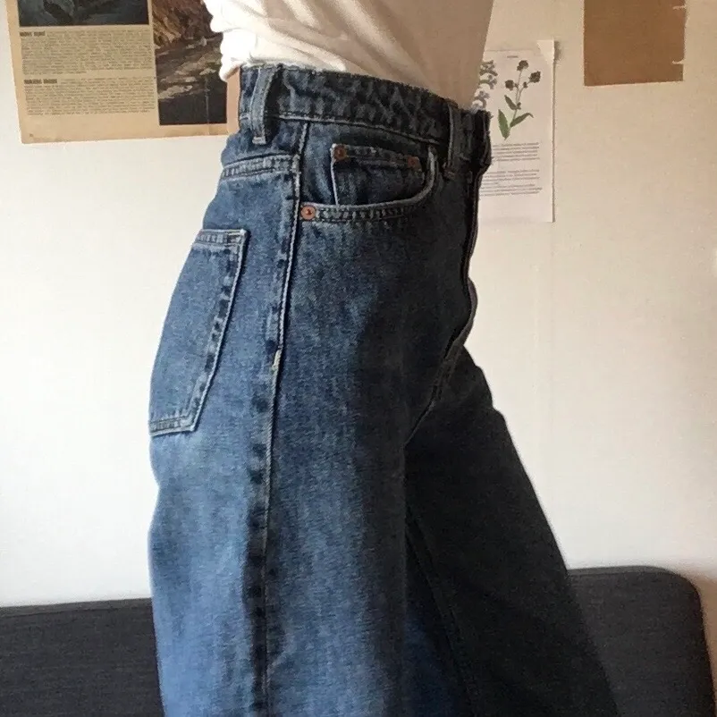 Ett par Weekday Ace jeans i en mörk/mellan-blå färg. Vida ben, hög midja. Storlek 36/ w26. Bra skick, skönt jeanstyg. Flitigt använda men har mycket liv kvar att ge. Frakt 60kr :). Jeans & Byxor.