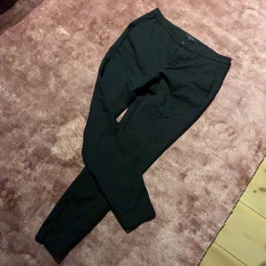 Selected femme kostymbyxor svart - Kostymbyxor, pressveck, låg midja, hel längd