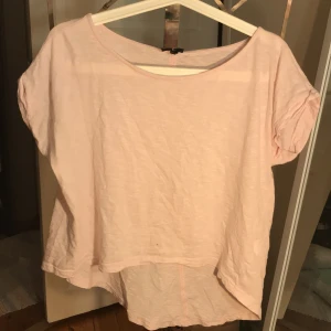 Ljusrosa T-shirt  - T-shirt från Kappahl i jättefin ljusrosa färg, har ett litet hål på framsidan. Barnstorlek 158/164, dock väldigt stor i storleken så skulle säga att den sitter mer som en S. Frakt tillkommer