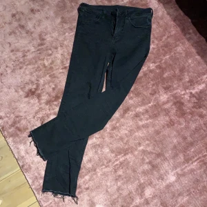 H&m slim ankle high Waist strl 28  - Jeans stretchiga, rå kant nedtill. Tycker de är raka och inte slim ankle men står så på etiketten 