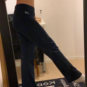 Armani mjukisar - Säljer mina fina raka Armani mjukisar. De är i strl M men jag som Xs/S passar det för bra på för att vara M så jag rekommenderar inte att folk med srl M köper mjukisarna om inte man vill att de ska sitta tight (det är en smak sak). Frakt ingår i priset annars kan gärna mötas upp i Sthlm.