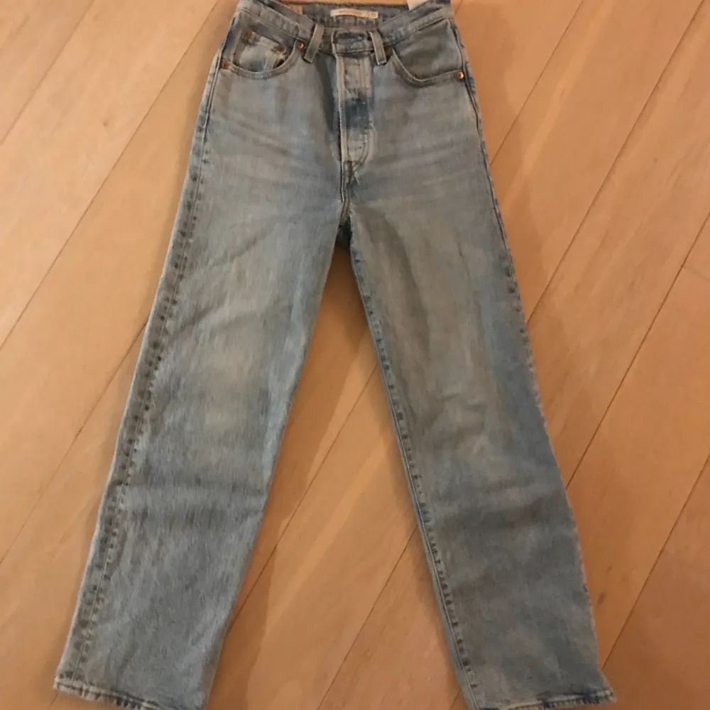 Jeans från levis i modellen ribcage straight, strl 23/27 men skulle säga att de även passar 24/28 då det är den storleken jag annars brukar ha i jeans:) (första bilden är lånad) Pris: 550kr +frakt. Jeans & Byxor.