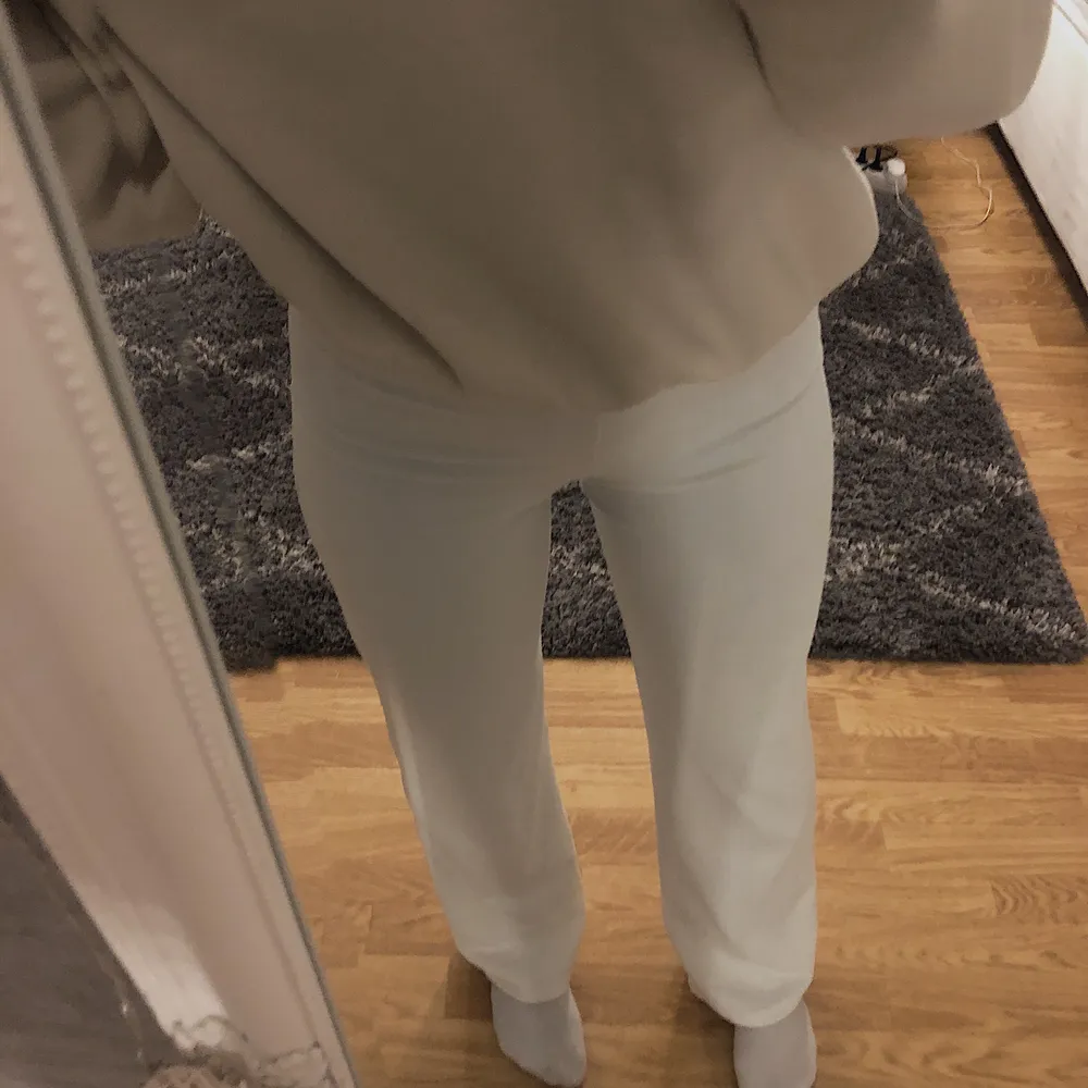 Vita raka byxor, storlek xs men passar s också, jag är 167cm! 50kr+ frakt🤍. Jeans & Byxor.