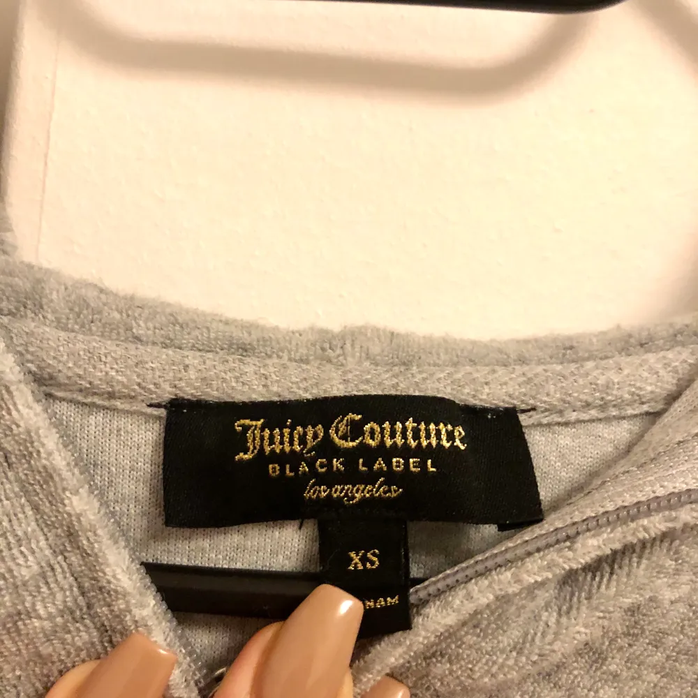Kortärmad Juicy Couture kofta med luva. Sparsamt använd men tvättad en gång och gjort att materialet är liiiite strävare. Inköpt i Dubai i deras butik år 2018, säljer pga använder inte. vid flera intressen så gäller högst budande✨. Tröjor & Koftor.
