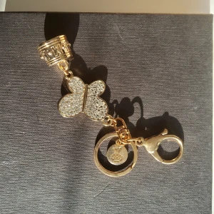 Hår smycken  - häng smycke från london helt ny 50 kr..hår smycke pinne från Thailand  40 helt ny.  3 st kår nål klämmer  använda 2 gånger 20 st. Överlämnas i Stockholm  med överenskomelse mellan oss. Betalning med swish eller kontanter.