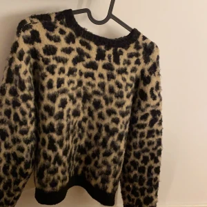 Superskön leopardtröja från NAKD! - Så varm och skön leopardtröja från NA-KD i storlek XS, kan dock passa allt från XS-M! Den är i väldigt fint skick! 100kr + frakt❤️🥰