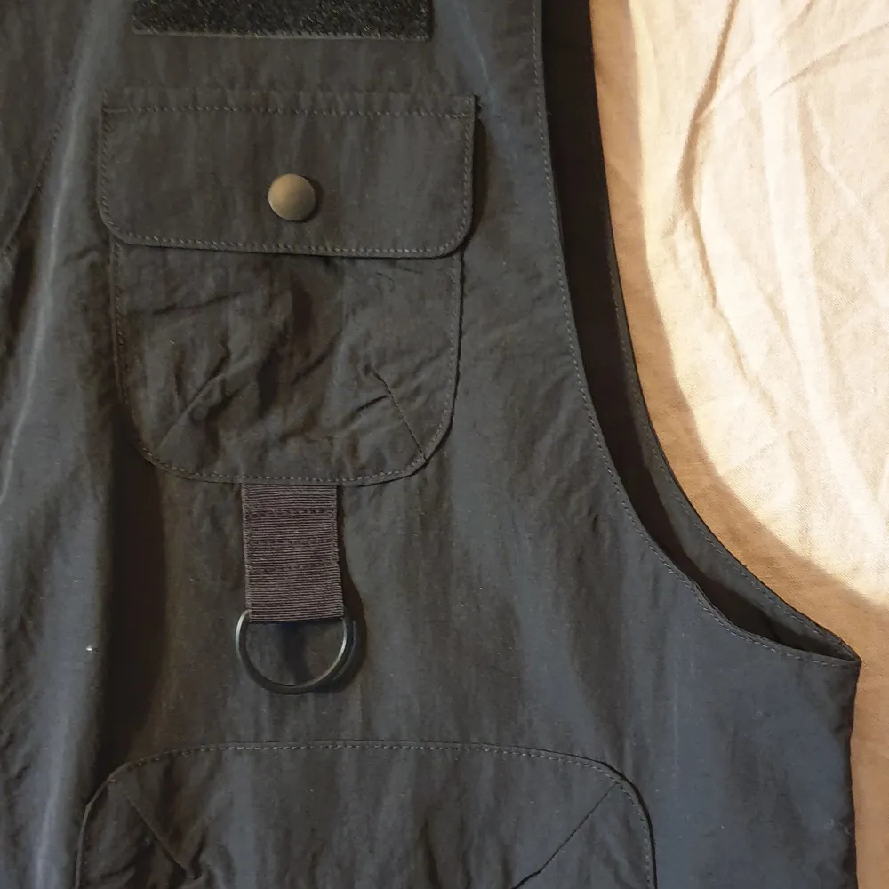 Svart technical/fiske- vest från märket Weekday | Storlek Large | Material: Bomull. T-shirts.