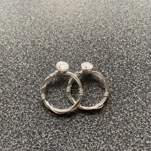 ringar🥺✨ - Jag gör ringar av återvunnet material, skriv storlek så gör jag den till dig. Välj mellan sötvattenspärlor och stenpärlor i rosa, champange, grön/blå och ljusgul! Ringarna kostar 100kr st varav 30kr går tillvälgörenhet💗