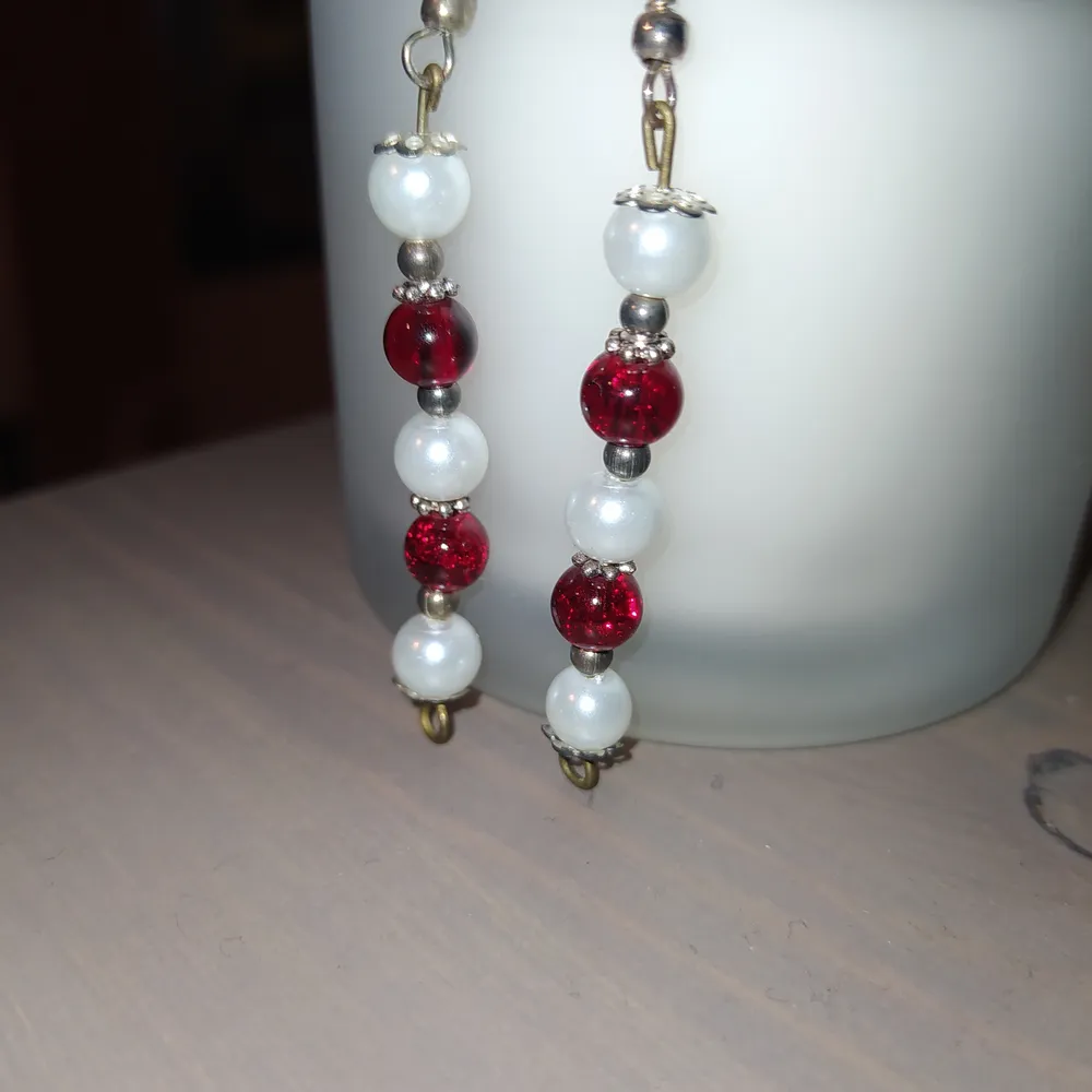 Blodröda glaspärlor tillsammans med de vita pärlorna gör dessa perfekta till julfesten eller som julklapp! Ej äkta.. Accessoarer.