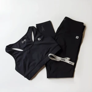 Freddy WrUp tränings set - Färg: svart.  Strl: Top EU 36/ långa Tights EU 38.  Perfekt julklapp - helt nya! Med tillhörande present snöre. Träningsset från Freddy Wr Up. Fin passform och mycket bra kvalité!  OBS. Båda helt nya och oanvända!! (Nypris: 1098 kr, överdel 399 + underdel 699)