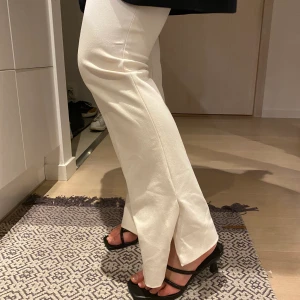 Beiga kostymbyxor  - Ljusbegia kostymbyxor i stretchigt material. Super fin trendig slits. Byxorna är använda 1 gång därav väldigt bra skick!!😍😍 Passar xs-s