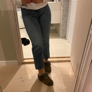 Blåa jeans - Fin blå färg på modell momjeans. Säljer dem pga växt ut dem. Passar 25-26!✨Frakt tillkommer