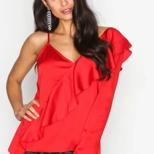 NELLY TREND - Helt ny med tags kvar! One sleeve top från Nelly Trend. Storlek: 36. Kan skickas mot fraktkostnad. 