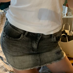 Jeans kjol  - Grå jeanskjol från only. För liten för mig, bra skick. Nitar på fickorna. Stretchig. Passar en xs/s. Köparen står för frakten. 