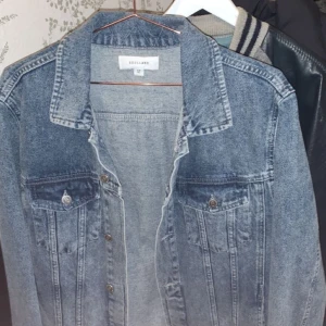 Jeansjacka - Säljer jeansjacka från soulland i strlk M, har användt kanske 5 gånger så den är som ny. köparen står för frakten