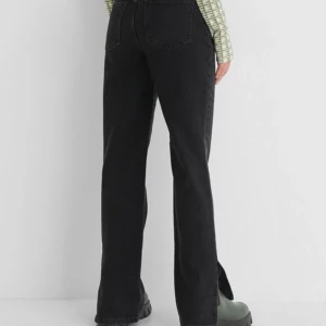 NAKD raka jeans med slit - Dessa jeans från NAKD är enbart testade på alltså är dom i nyskick. Nypris på hemsidan är 500kr. 
