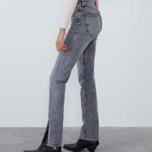 En par grå lite stretchigare jeans från zara med en slits på utsidan längs ner. Skit sköna och är i bra skick. Om flera är intresserade får man buda. 