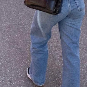 Monki Jeans, Mid Blue Yoko - Säljer min avskiljt favorit jeans:( detta är pågrund av att jag behöver pengar och de nästan aldrig kommer till användning. De är sparsamt använda! Har ni några frågor eller vill ha fler bilder är det bara att kontakta mig och skriva privat. Ord Pris 400