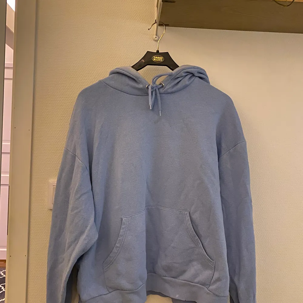Säljer min blåa hoodie ifrån monki i storlek L. Köpt här på Plick men kom aldrig till användning, då det är lite för oversize för mig som är en S. Frakt tillkommer och pris kan diskuteras. 🥰. Hoodies.