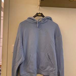Säljer min blåa hoodie ifrån monki i storlek L. Köpt här på Plick men kom aldrig till användning, då det är lite för oversize för mig som är en S. Frakt tillkommer och pris kan diskuteras. 🥰