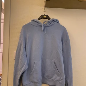 Blå hoodie  - Säljer min blåa hoodie ifrån monki i storlek L. Köpt här på Plick men kom aldrig till användning, då det är lite för oversize för mig som är en S. Frakt tillkommer och pris kan diskuteras. 🥰