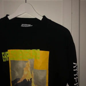 Svart vardagsklänning med tryck  - Svart klänning i tjockt material från nakd. Storlek xs men stor i storleken. Sitter snyggt och ganska rakt. Använd en gång. 