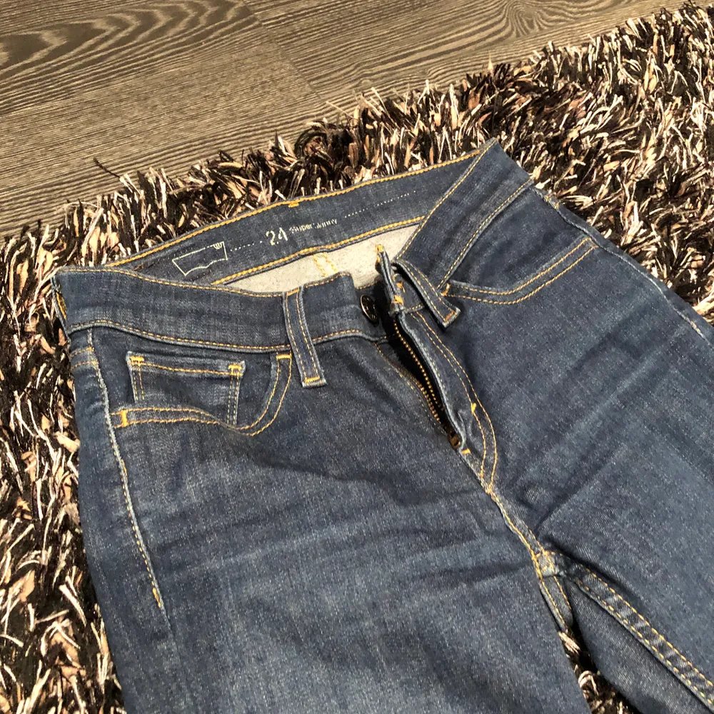 Levis jeans storlek 24, super skinny, säljer pga för små. Väldigt fint skick och stretchigt material . Jeans & Byxor.