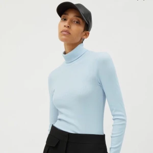 Pastellblå turtleneck från weekday - Köpt från weekday i Berlin förra året. Har använt en gång. OBS! Allt jag lagt upp ska bort till slutet av denna månad! Buda pruta gärna, fri frakt på köp av 2