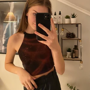 Linne - Svart, tajt linne med egen design på både framsida och baksida 