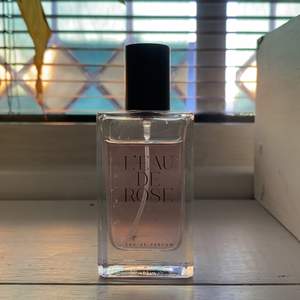 Parfym ”Leau De Rose” fick i glossybox men knappt använd. Luktar Rosor!