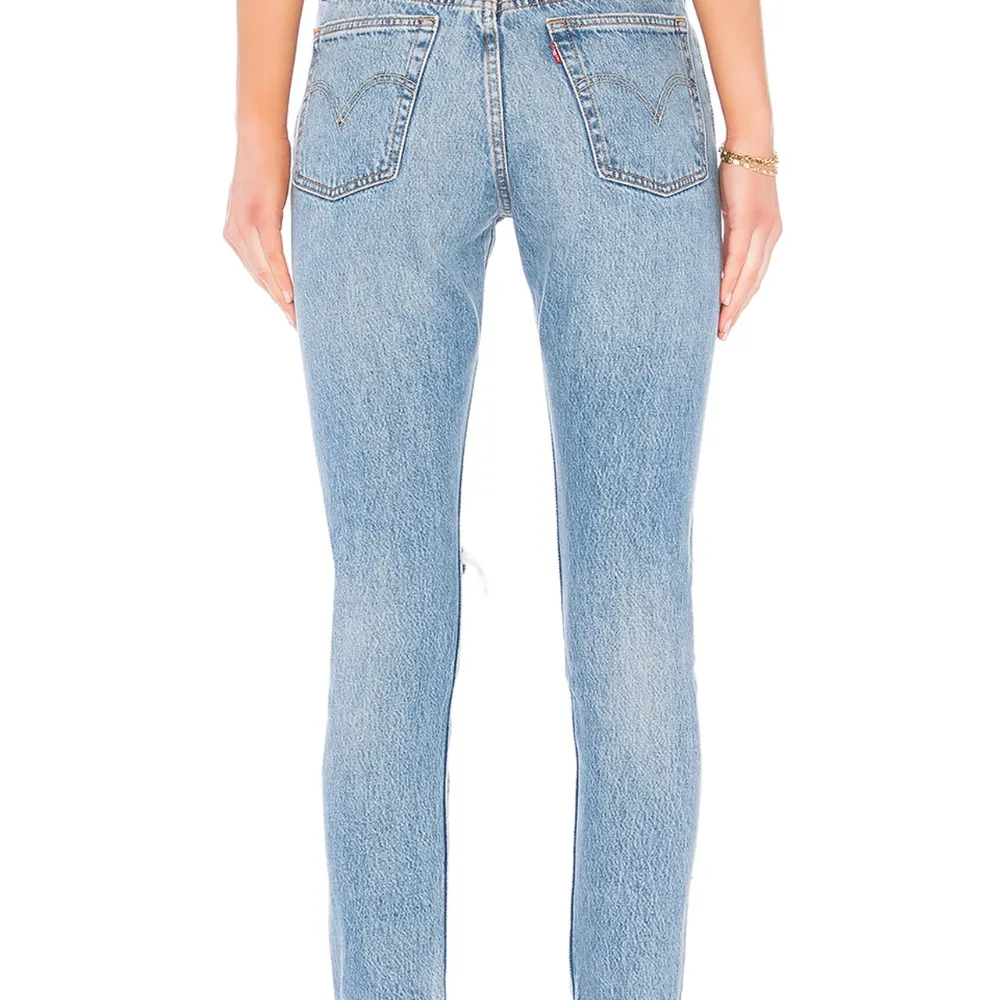 Säljer dessa jättefina Levi’s 501 jeans. Säljer på grund av att storleken inte passar. . Jeans & Byxor.