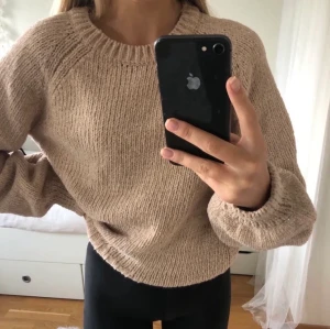 Mysig tröja - En beige/brun stickad tröja från H&M. Köpt här på Plick och detta är förra ägarens bilder. En perfekt stickad tröja men har en till liknande så säljer den här