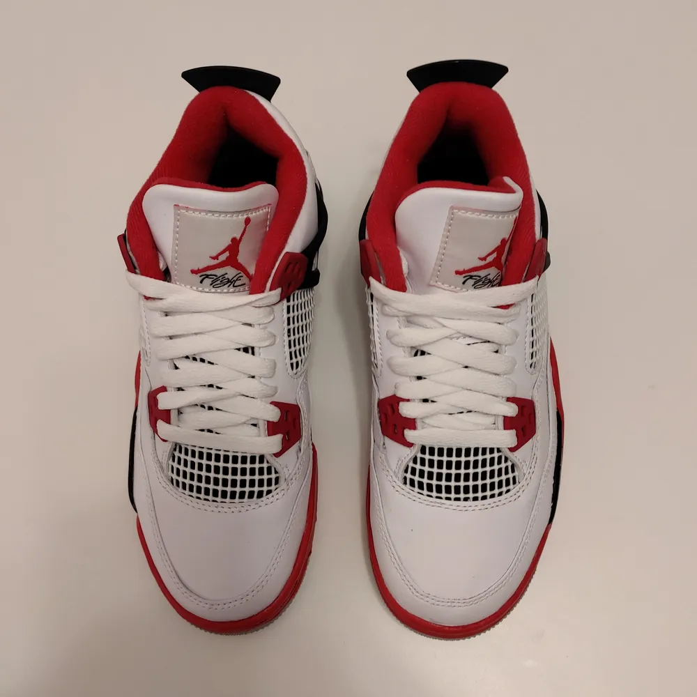Säljer Nike Air Jordan 4 Fire Red (GS). Storlek EU36.5. Dem är helt nya och oanvända. Köparen står för frakten. Upphämtning i Malmö funkar annars superbra📍30+ refs. 🤗 Kom PM om det är något ni undrar!. Skor.