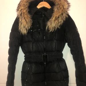 Hollies- avoriaz - Säljer min jacka pga att jag köpte en ny vinterjacka. Använt jackan en vinter. Det är storlek 36, säljer jackan för 1800kr Då jag köpt den för 4000kr. Priset kan gå ner vid snabb affär.  