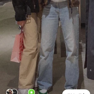 Monki Yoko jeans  - Säljer mina monki Yoko jeans, väl använda därav priset! Frakt ingår i priset:)