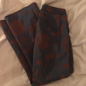 Byxor med mönster  - Skit snygga, coola byxor från zara i mönster. Jag är typ 172cm och de är lite korta på mig men det är också snyggt. De sitter helt perfekt runt midjan och är så sköna!